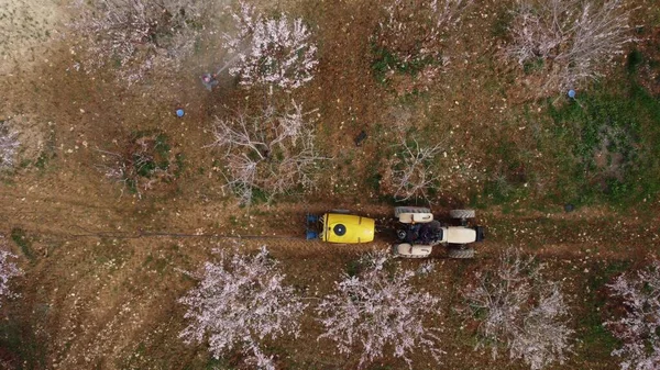 Agrícola pulverização trator drone tiro — Fotografia de Stock