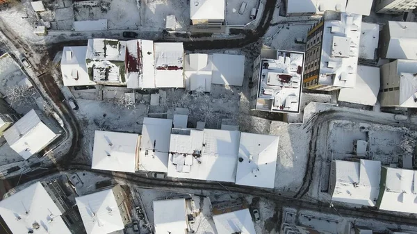 Townhouse liquidação inverno cobertos de neve telhados — Fotografia de Stock