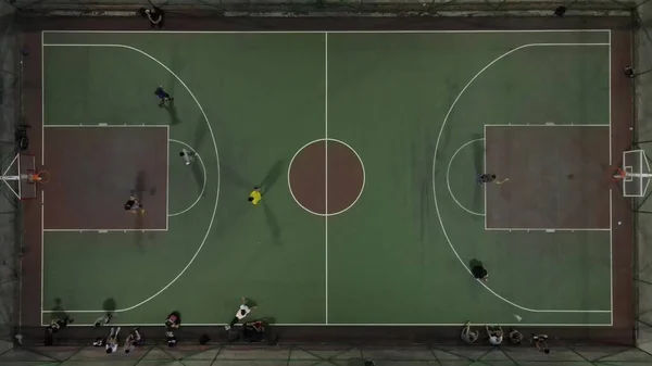 Ο Drone πυροβόλησε νεαρούς άνδρες παίζοντας μπάσκετ — Φωτογραφία Αρχείου