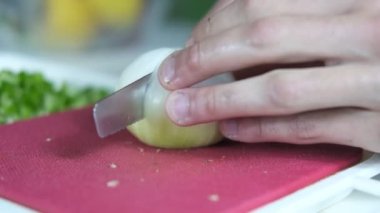 Pembe doğranmış soğan, bıçakla beyaz soğan, mutfakta yemek hazırlama görüntüsü.