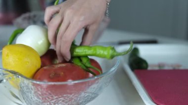 Cam kasede renkli sebzeler, yakın plan taze sebzeler, yemek pişirmek için kullanılan renkli sağlıklı sebzeler.