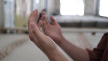Avuç içleri açık dua ederken, ellerini kaldırarak Tanrı 'ya dua ederken, İslami kurallara göre dua ederken,