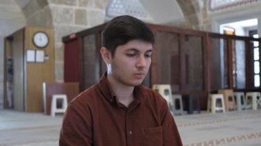 Ey müslüman gençler! Namazı / duayı yerine getirin, zekâtı verin, Mescid-i Haram 'da bir sure okuyun, namazı / duayı yerine getirin, mescidde ibadet edin.