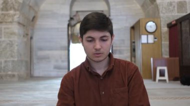 Ey müslüman gençler! Namazı / duayı yerine getirin, zekâtı verin, Mescid-i Haram 'da bir sure okuyun, namazı / duayı yerine getirin, mescidde ibadet edin.