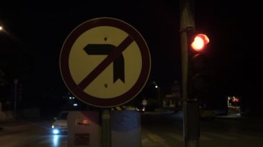 Gece trafik kontrolü sağlayan yansıtıcı trafik işaretleri, asfalt yoldaki gece trafiğinin kontrolü, araçların ilerlemesini kontrol eden trafik işaretleri