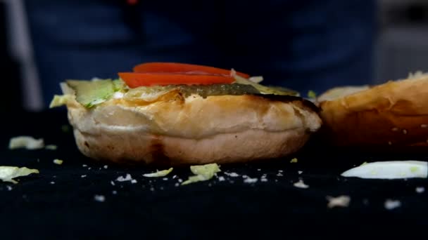 Plan Ralenti Fabrication Hamburgers Couches Image Menu Hamburgers Avec Fromage — Video