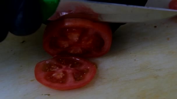 Imagem Isolada Tomates Fatiados Com Uma Faca Mão Humana Imagem — Vídeo de Stock