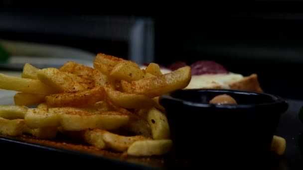 감자튀김 동작으로 수있는 감자튀김 조반의 맛있는 클로즈업 — 비디오