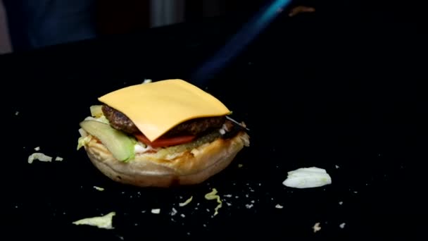 Imagen Del Cheddar Derritiéndose Entre Las Hamburguesas Con Fuego Hamburguesa — Vídeos de Stock