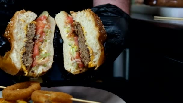 Kiye Bölünmüş Bir Hamburger Resmi Lezzetli Fast Food Iki Ekmek — Stok video