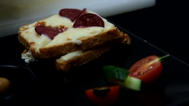 Geïsoleerde Promotionele Afbeelding Van Ontbijt Serveerbord Toast Frietjes Zwarte Plaat — Stockvideo