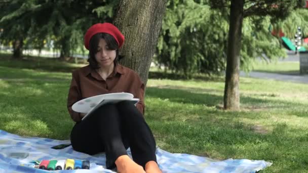 Schöne Frau Malerei Lehnt Sich Grünen Baum Park Malerei Mit — Stockvideo