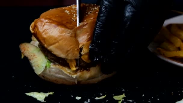 Imágenes Hamburguesa Cortada Por Mitad Con Cuchillo Cortando Deliciosa Hamburguesa — Vídeos de Stock