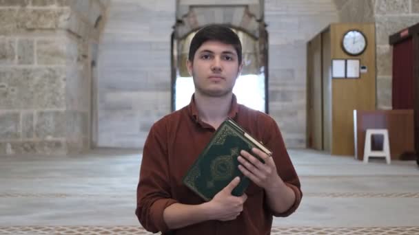 Image Muslim Man Who Happy Quran Holding View Muslim Young — Stock Video