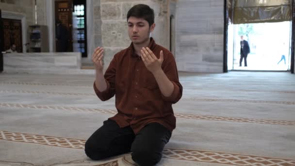 Muszlim Fiatalember Felemelt Kézzel Imádkozik Mecset Belsejében Látva Fiatalembert Aki — Stock videók