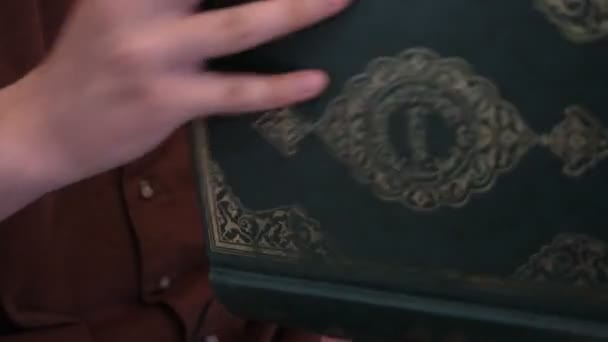 Open Koran Hand Begin Het Lezen Draai Pagina Van Koran — Stockvideo