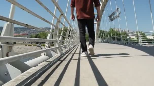 Obrázek Muže Nohy Přecházející Most Obraz Chůze Krok Krokem Přecházející — Stock video