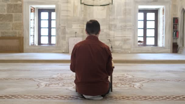 Het Uitzicht Vanaf Achterkant Van Jongeman Die Koran Reciteert Moskee — Stockvideo