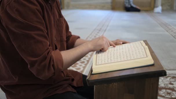 Koran Lezen Houten Lessenaar Islamitisch Heilig Boek Arabisch Schrift Close — Stockvideo