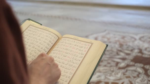Obraz Śledzenia Czytania Otwartych Stron Koranu Palcami Modlitwa Koranu Arabskim — Wideo stockowe