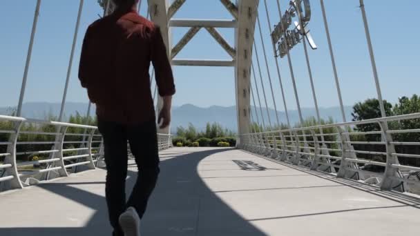Mladý Muž Pozorující Pohled Přes Kovový Most Obraz Člověka Hledícího — Stock video
