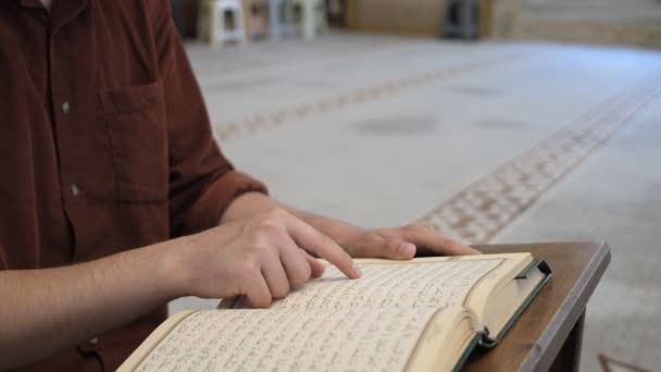 Koran Lezen Houten Lessenaar Islamitisch Heilig Boek Arabisch Schrift Close — Stockvideo