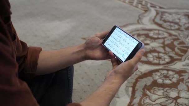 Den Koran Vom Telefonbildschirm Der Moschee Lesen Den Digitalen Koran — Stockvideo