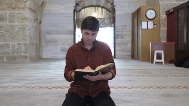 Muslimischer Teenager Der Den Qran Rezitiert Den Der Hand Hält — Stockvideo