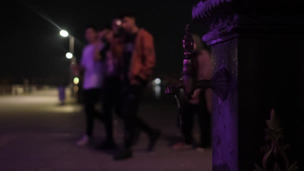 Pohled Lidi Projíždějící Noci Kolem Veřejné Mešity Rozmazané Pozadí Výhled — Stock video