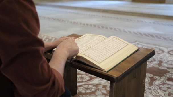 Czytanie Koranu Drewnianej Lekturnie Islamska Święta Księga Arabskim Scenariuszu Widok — Wideo stockowe
