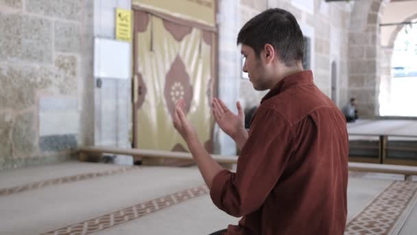 Giovane Musulmano Che Prega Dio Mani Aperte Palme Verso Cielo — Video Stock