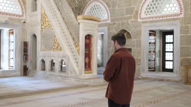 Μουσουλμάνος Λατρεύει Θεό Του Στο Μεγάλο Ιστορικό Τζαμί Ένας Άνθρωπος — Αρχείο Βίντεο