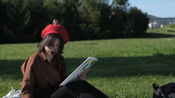 Imagem Jovem Mulher Pintando Sentado Chão Parque Verde Artista Chapéu — Vídeo de Stock