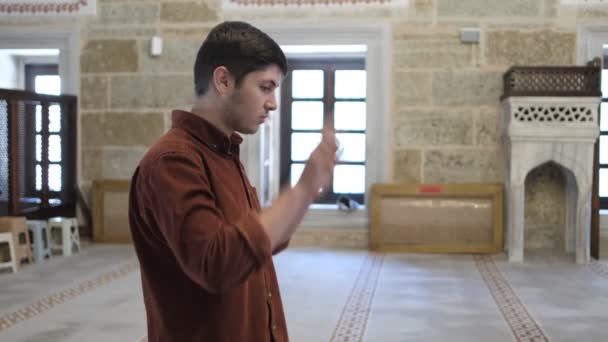 Müslüman Elini Kaldırıyor Takbir Diyor Namaz Kılmak Için Takbir Demesi — Stok video