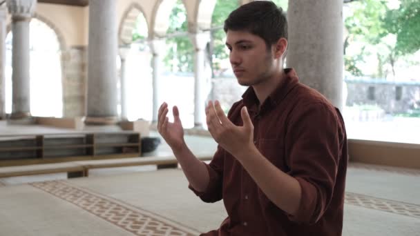 Изображение Молодого Человека Молящегося Поднятыми Небу Руками Молодого Человека Поднимающего — стоковое видео