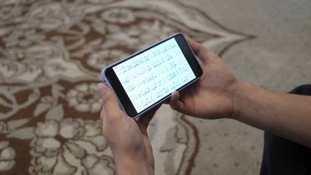 Het Lezen Van Koran Van Het Telefoon Scherm Moskee Het — Stockvideo