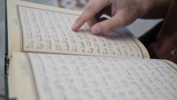 Afbeelding Van Het Volgen Lezen Van Open Koran Pagina Met — Stockvideo