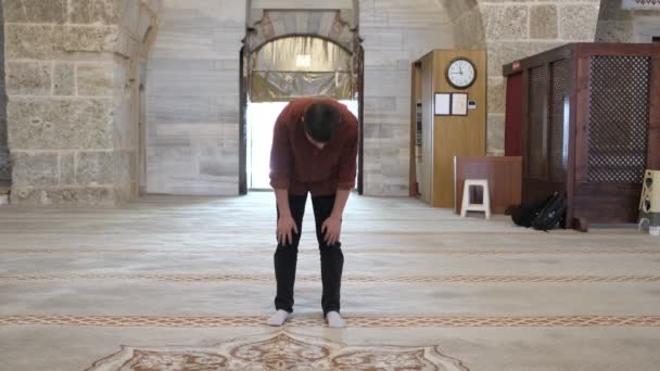 穆斯林男子在清真寺祈祷 跪着鞠躬 唱着歌 按照伊斯兰教规祈祷 在清真寺礼拜 — 图库视频影像