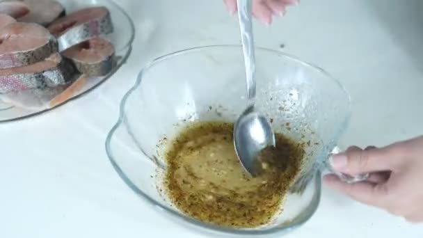 Fazendo Molho Usando Limão Azeite Uma Tigela Vidro Preparando Molho — Vídeo de Stock
