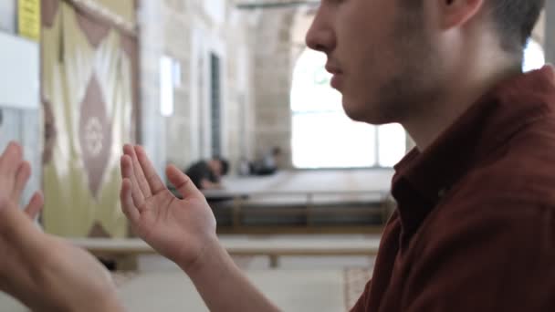 Giovane Uomo Agitando Bocca Pregando Giovane Uomo Pregando Con Mani — Video Stock