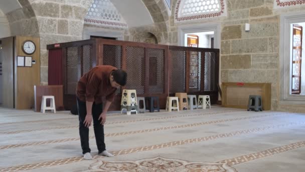 Homem Muçulmano Rezando Uma Mesquita Curvando Joelhos Realizando Ruku Orando — Vídeo de Stock