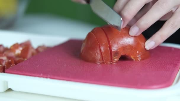 Domatesleri Pembe Doğrama Tahtasıyla Kesme Sebzeleri Bıçakla Kesme Mutfakta Yemek — Stok video