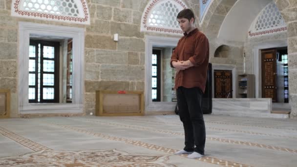 Μουσουλμάνος Στέκεται Και Λέει Τάκμπιρ Για Αρχίσει Την Προσευχή Λατρεύοντας — Αρχείο Βίντεο