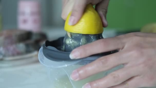 Bilder Der Gewinnung Von Zitronensaft Durch Spinnen Einer Zitronenpresse Nahaufnahme — Stockvideo
