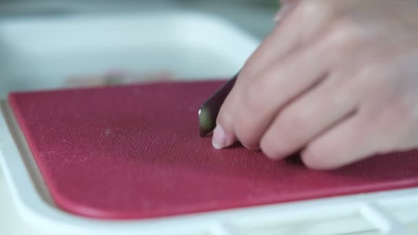 Obrazy Cięcia Małego Czosnku Różowej Desce Krojenia Krojenia Czosnku Nożem — Wideo stockowe