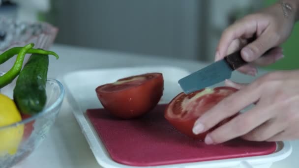 Domatesleri Pembe Doğrama Tahtasıyla Kesme Sebzeleri Bıçakla Kesme Mutfakta Yemek — Stok video