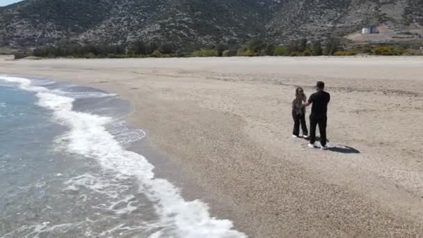 Aerial Cuplu Tânăr Petrece Timp Împreună Plajă Cuplu Minunat Distrându — Videoclip de stoc