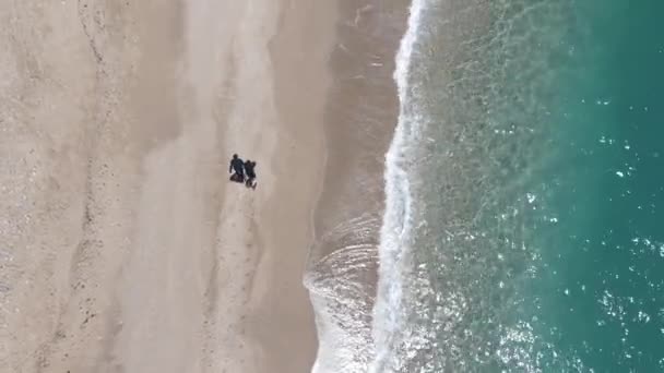 Pareja Aérea Cogida Mano Junto Mar Amantes Pasando Horas Amor — Vídeo de stock