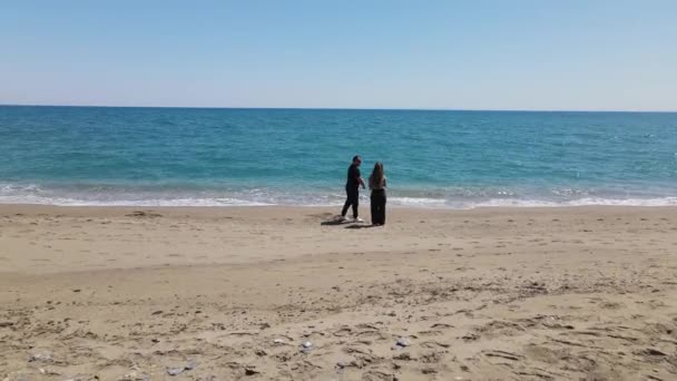 กหน มสาวทางอากาศใช เวลาอย วยก นบนชายหาด ความสน กสนานในการเล นกระโดดในทะเล จกรรมก บคนร — วีดีโอสต็อก