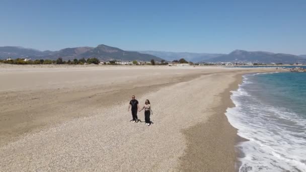 Drone Vista Casal Andando Mãos Dadas Praia Data Casal Amoroso — Vídeo de Stock